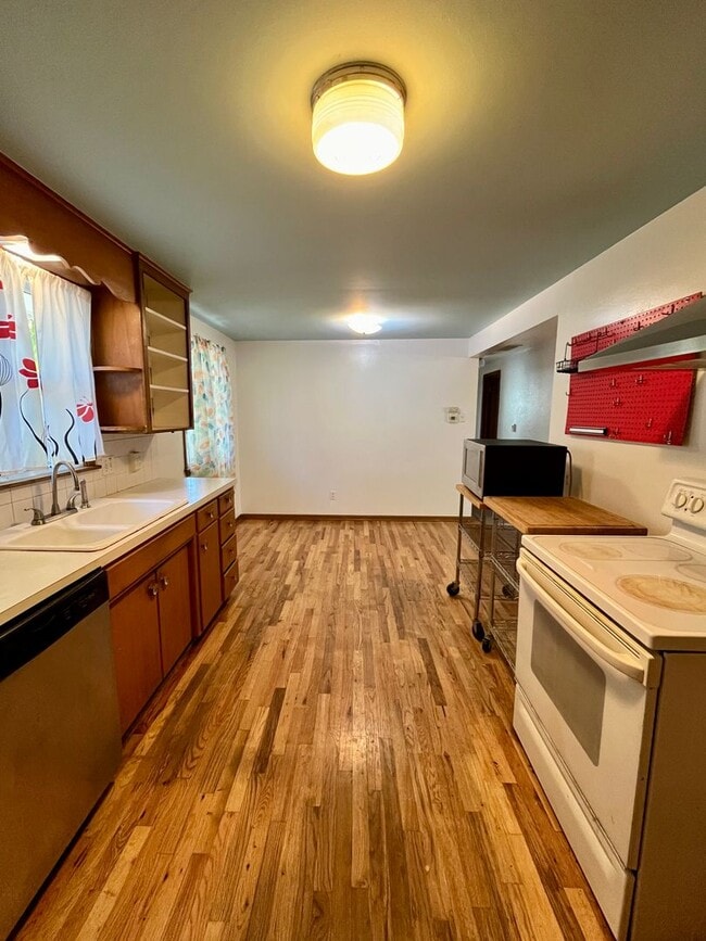 Building Photo - 3 Bedroom ranch w/ garden in the Heart of Longmont!