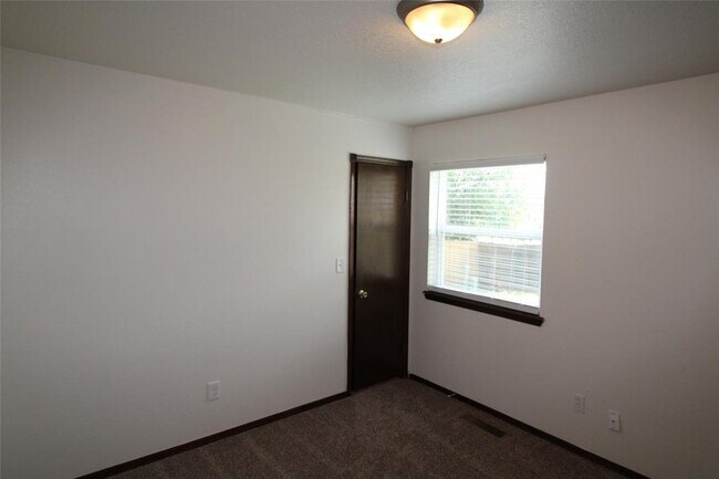 Building Photo - 904 Aspen Ct