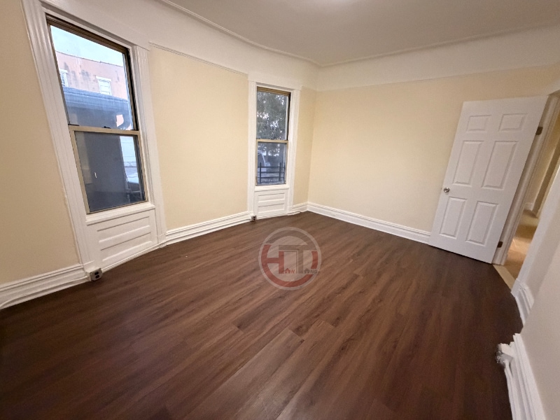 Building Photo - 853 Van Nest Ave