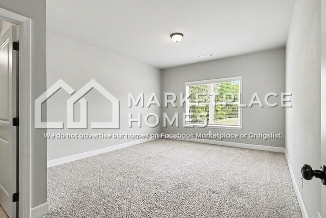 Building Photo - 90 Hawthorn Ln