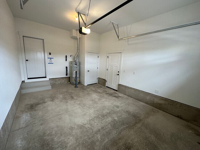 Building Photo - 616