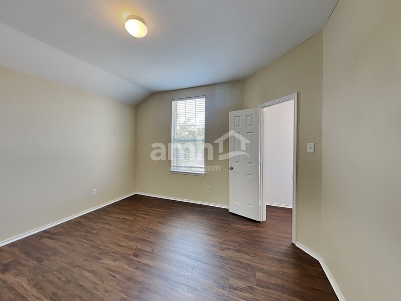 Building Photo - 1003 Utopia Ln