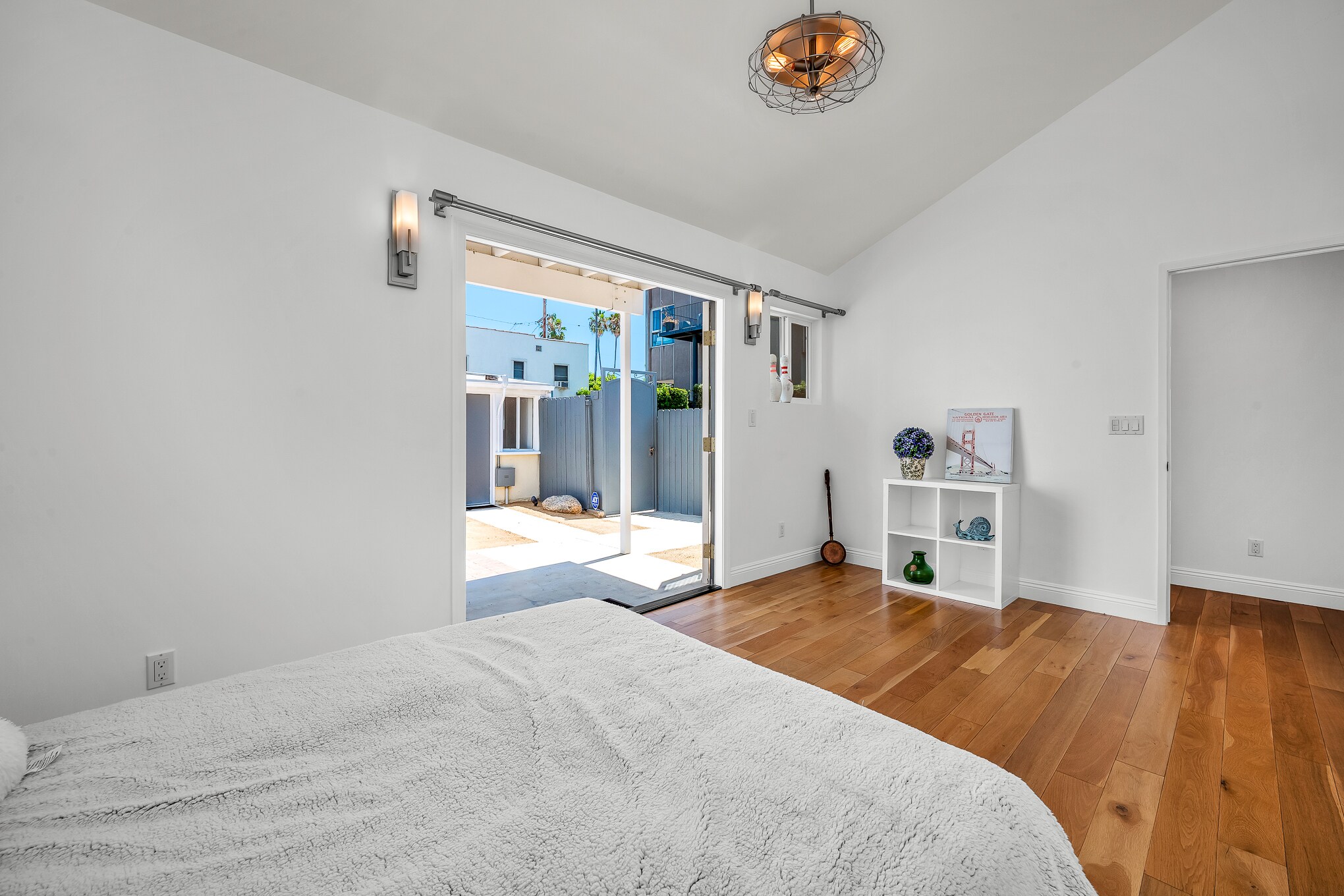 Building Photo - 910 N Hayworth Ave