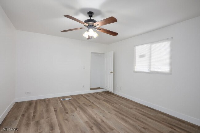 Building Photo - 2879 Green Tree Ave