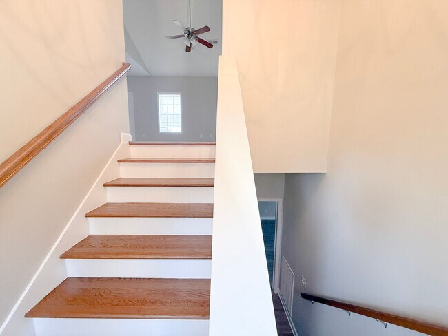 Building Photo - Spacious 4-Bedroom Home with Large Yard and Dual Garages in Cookeville