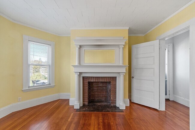 Building Photo - 733 Hale St