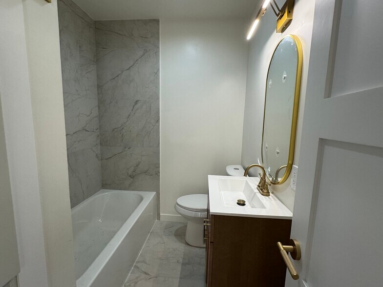 Building Photo - 4579 W 171st St