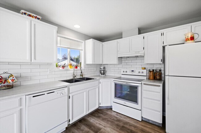 Building Photo - 6320 Candlestick Dr