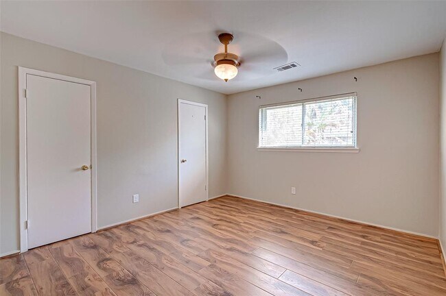 Building Photo - 11707 N Willow Cir