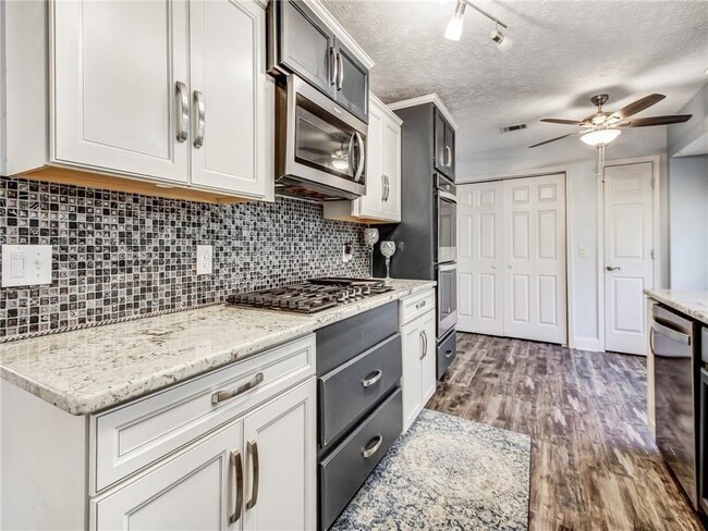 Building Photo - 3840 Forsythia Way
