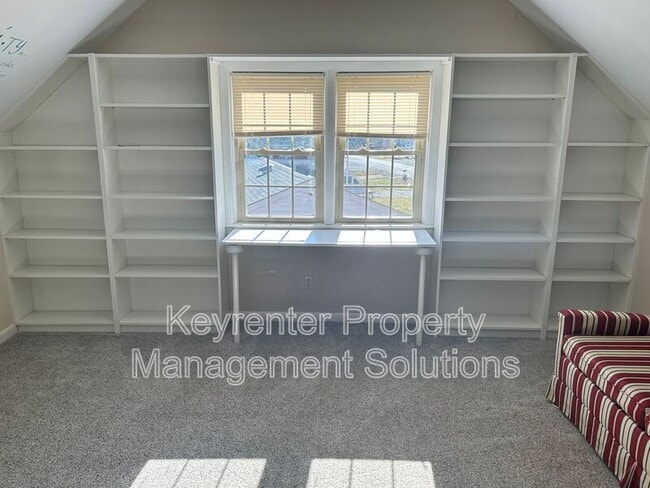 Building Photo - 127 College Cir