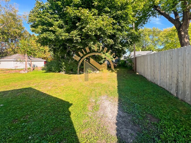 Building Photo - 2 Bed 1 Bath Single Family Home