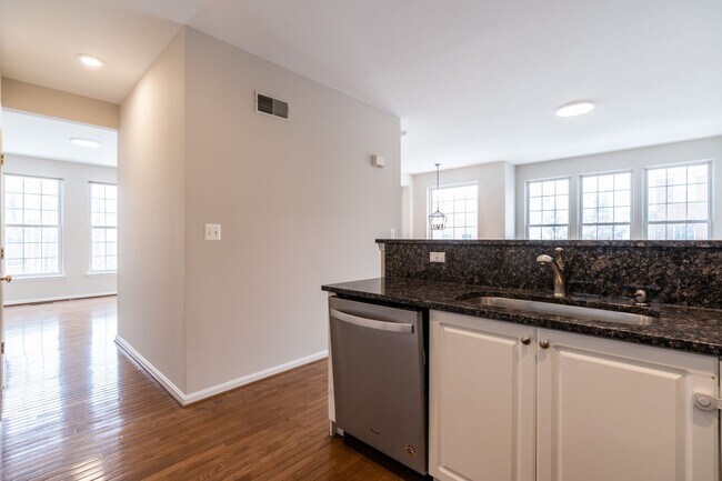 Building Photo - Immaculate 3 Bed 2 Full & 2 Half Bath End ...