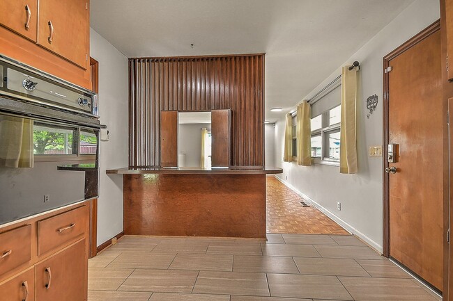 Building Photo - 1808 Sherwood Pl