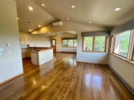 Building Photo - 1400 Overlook Dr