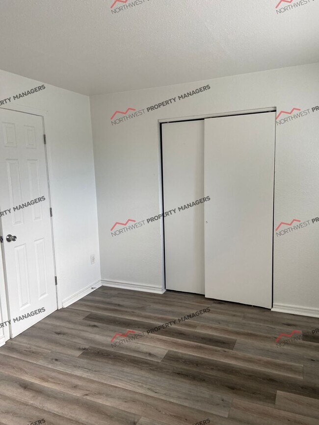 Building Photo - R72B