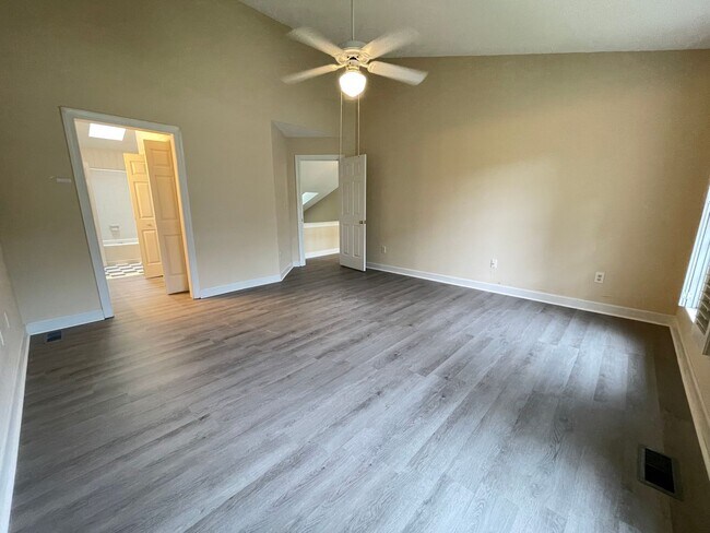 Building Photo - Light & Airy Townhome in Downing Creek, wo...