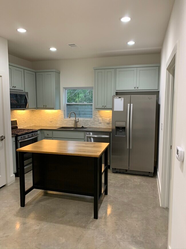 Kitchen area with island - 1003 Linden St