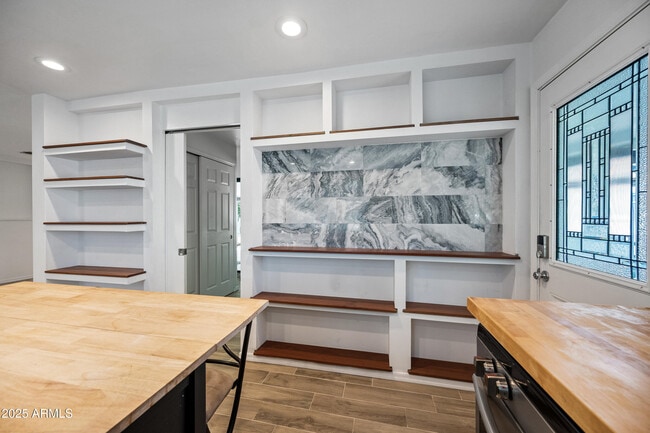 Building Photo - 1014 E Orange Dr