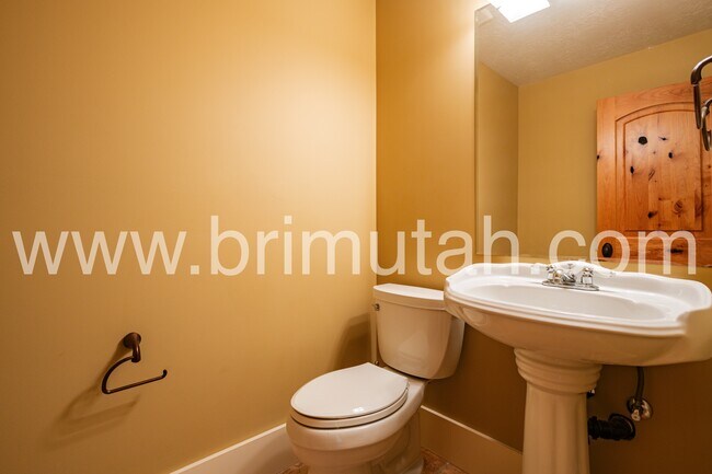 Building Photo - 105 Young Oak Rd