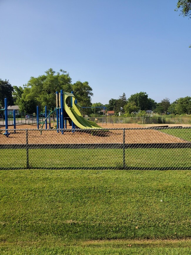 Building Photo - 209 E Pineview Dr