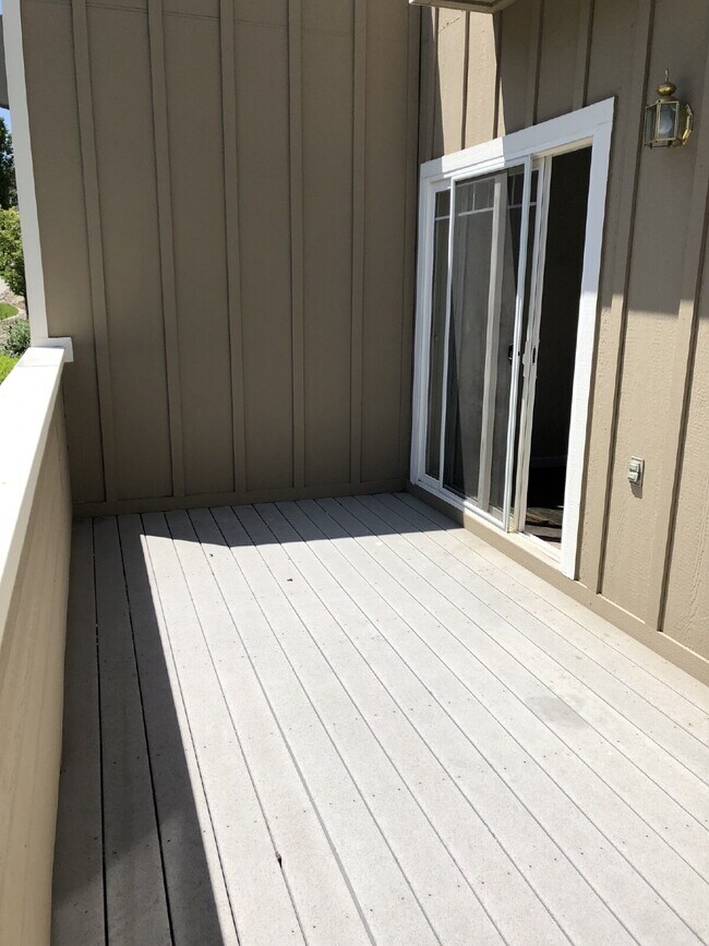Building Photo - Cute 2 Bedroom 2.5 Bathroom Townhome Close to UNR!