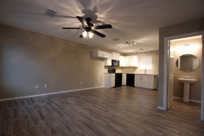 Building Photo - Tour Today! 2 Bed 1.5 Bath Townhome! Lindale ISD!