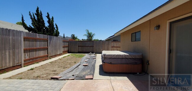 Building Photo - Lovely 3 Bedrooms 2 bath Home For Rent