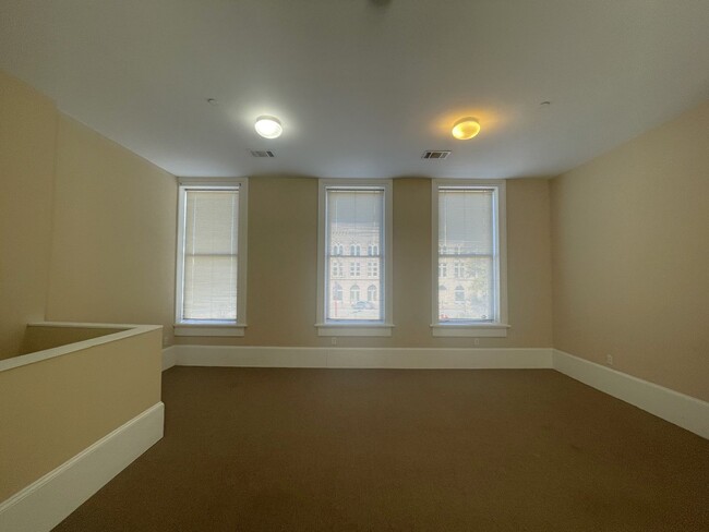 Building Photo - Loft Style One Bedroom Apartment in Great ...