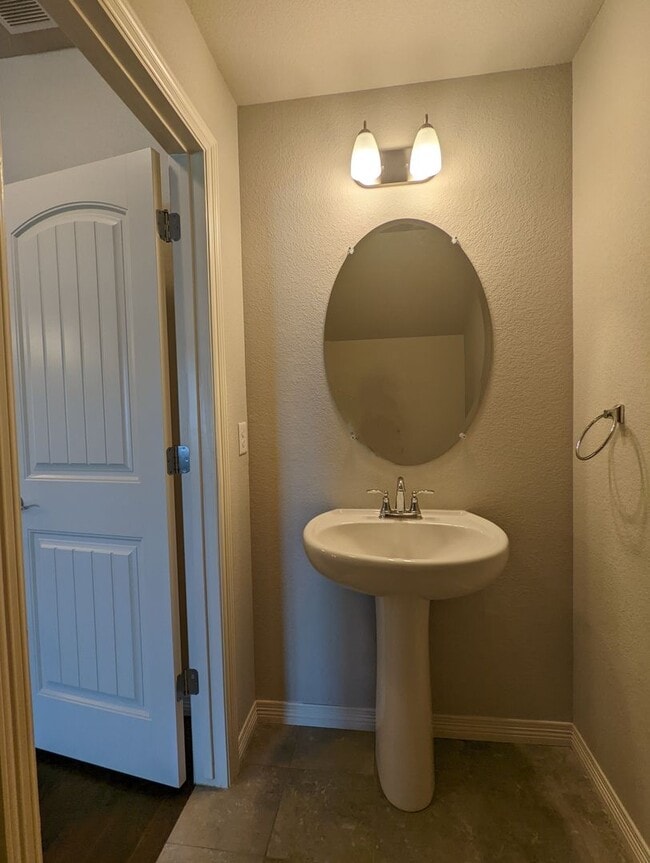 Building Photo - Beautiful Newer Townhome