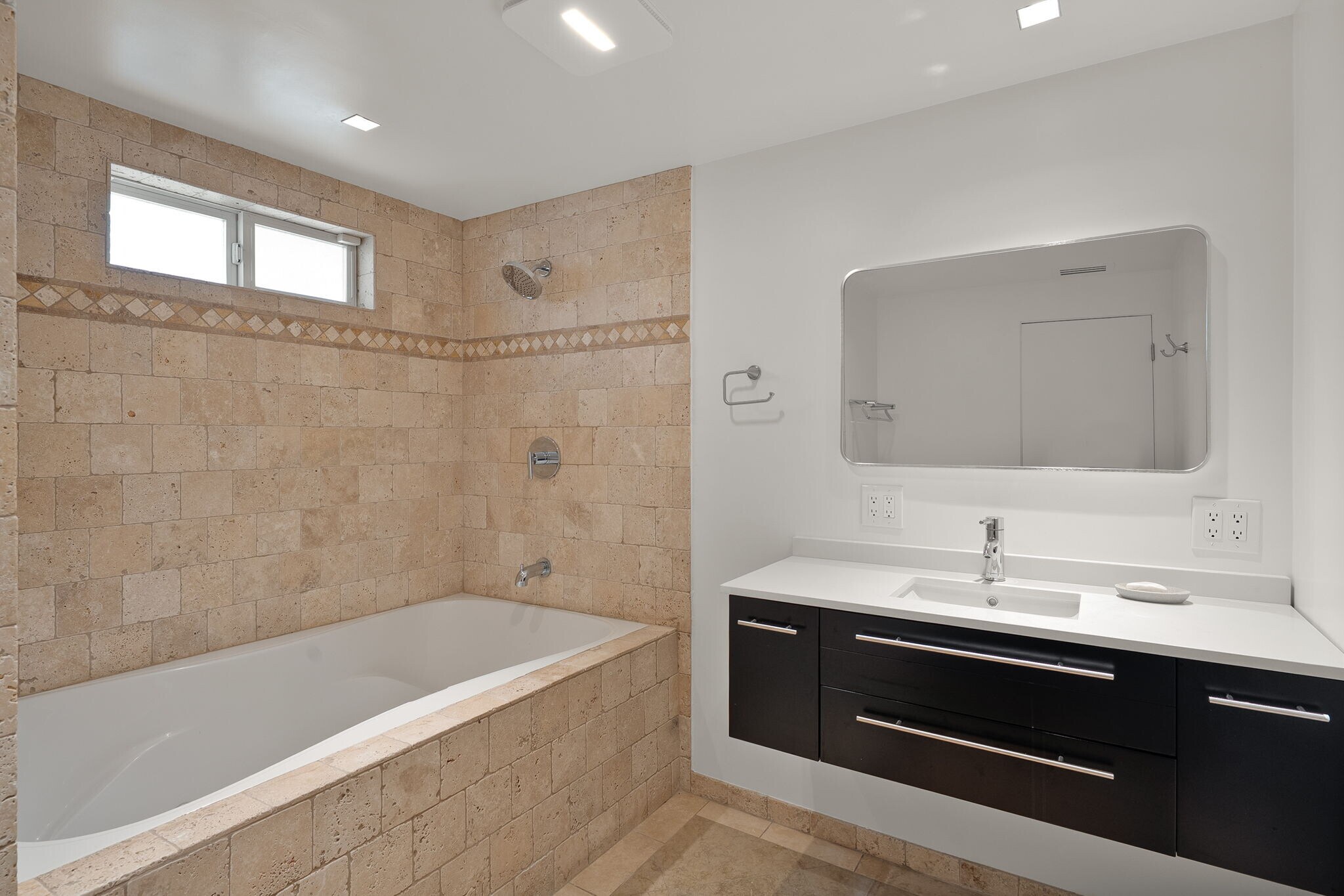 Building Photo - 1641 Tower Grove Dr