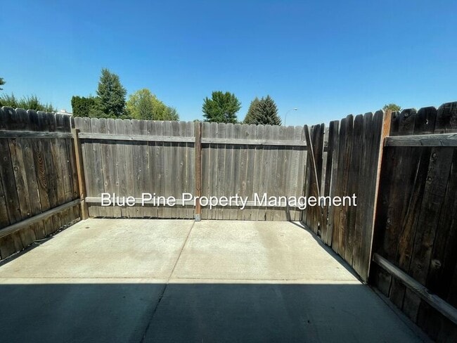 Building Photo - 1201 N Skyline Dr