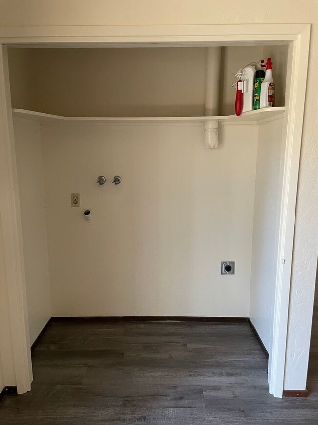 Building Photo - Great Location - Al Tahoe Home with Upgrades