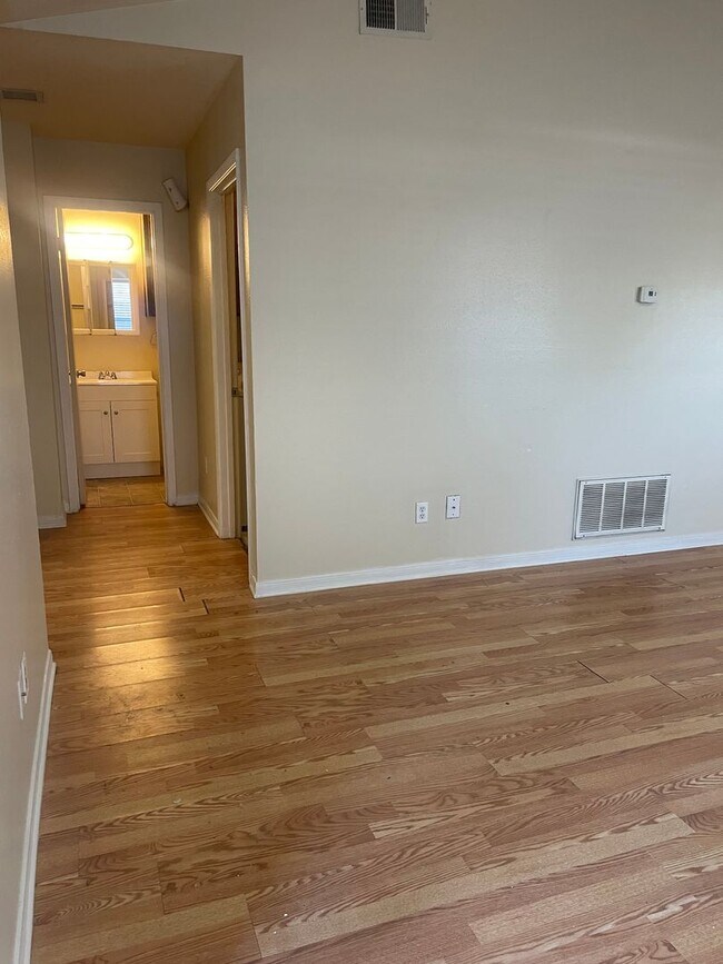 Building Photo - AUGUST PRE-LEASE!  Great 3 bedroom 2 Bathroom Duplex with Small Yard