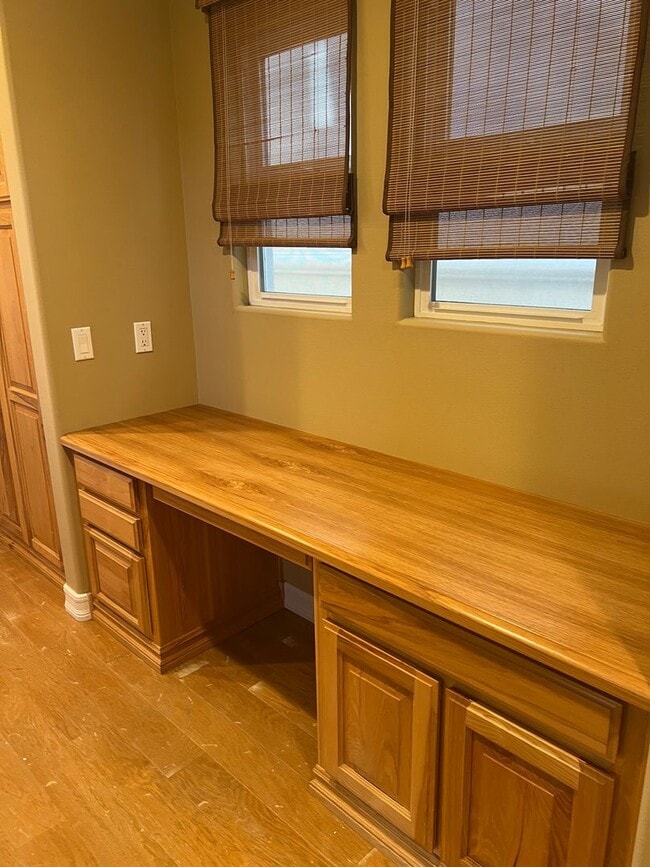 Building Photo - Custom home 1 block to ocean