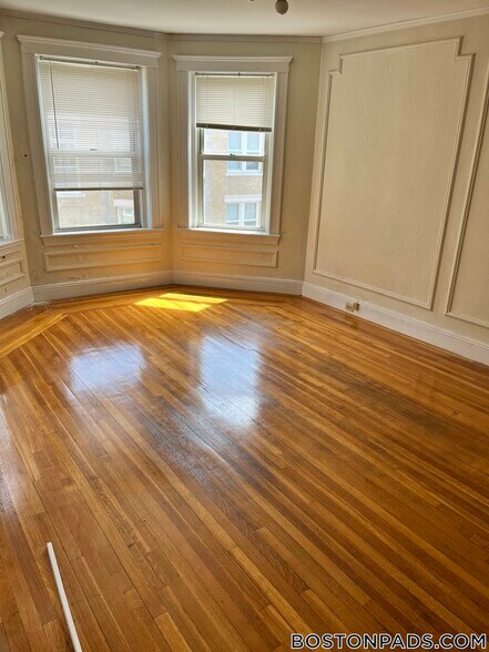 Building Photo - 92 Maple St