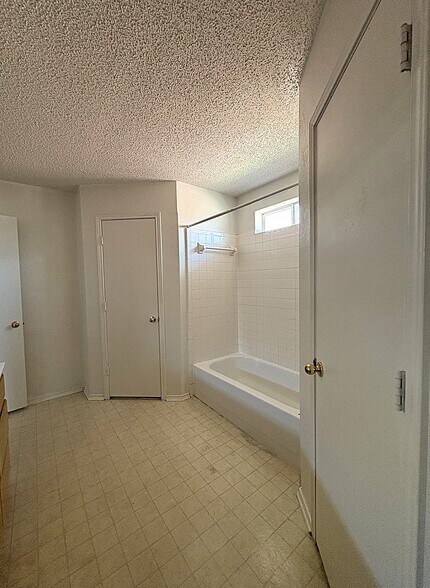 Building Photo - 2201 Sandstone Dr