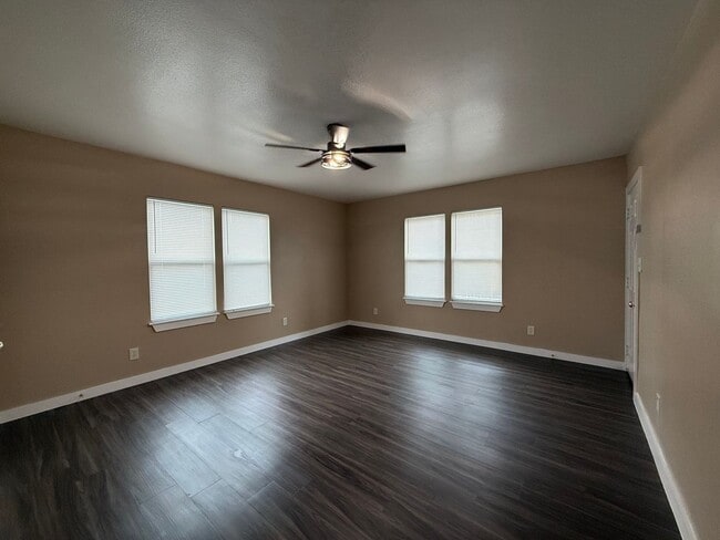 Building Photo - Newly Remodeled 2 Bedroom-1 Bath House