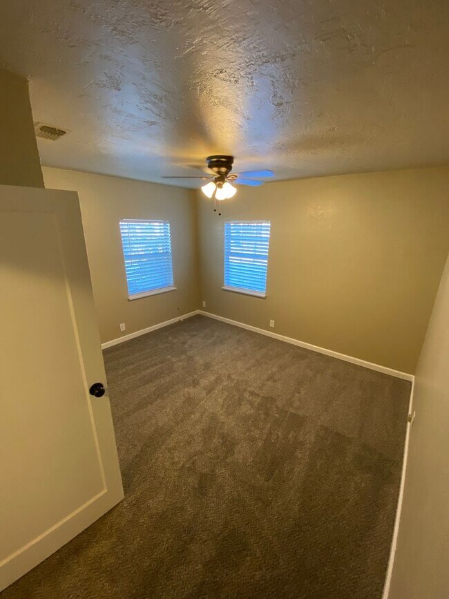 Building Photo - Updated 2 Bedroom Roseville Unit!