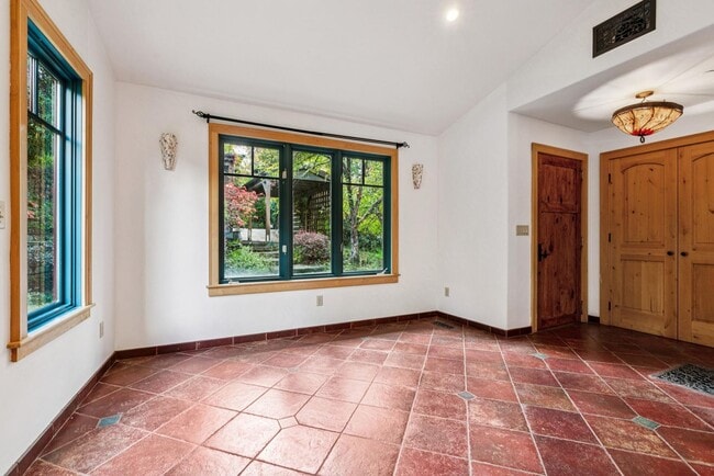 Building Photo - 385 Moraga Ave