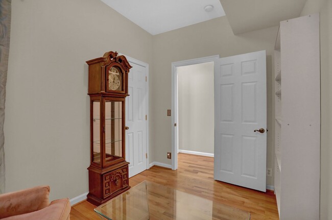 Building Photo - Chic City Living at 2308 E Fairmont Ave!