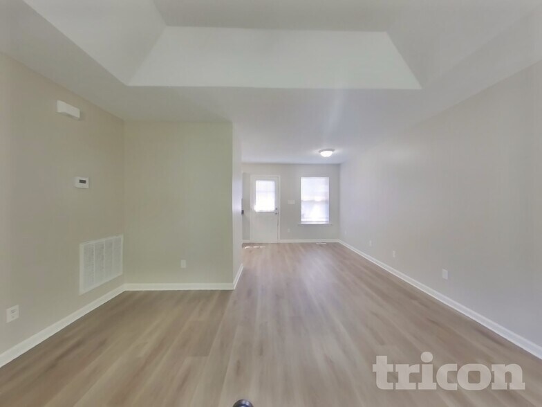 Building Photo - 2425 Saluda Dr