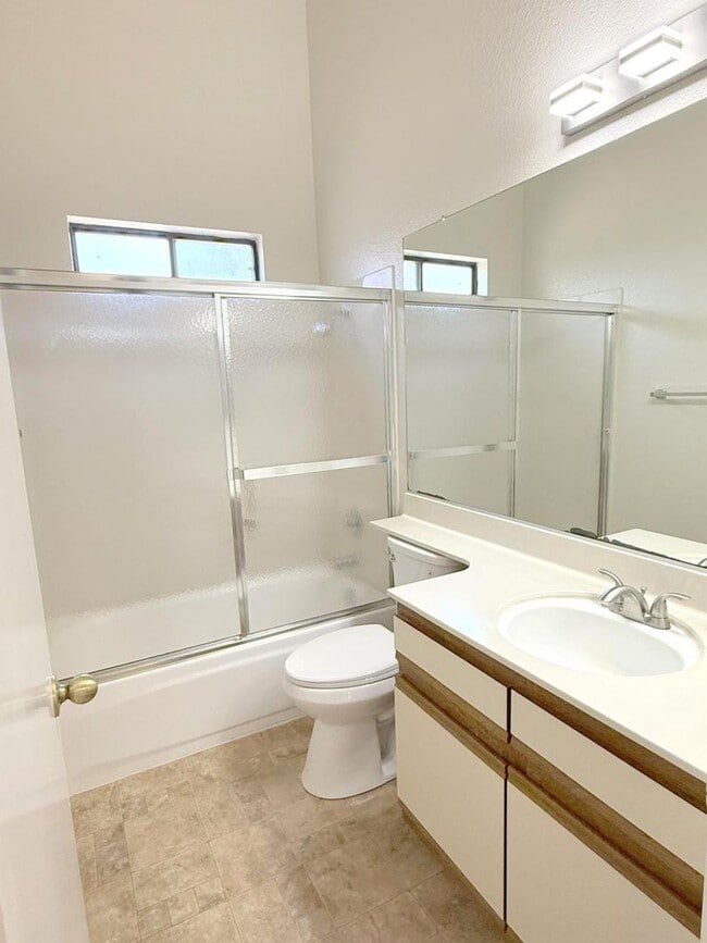 Building Photo - BRIGHT TOP FLOOR 2 BEDROOM CONDO ! Vaulted...