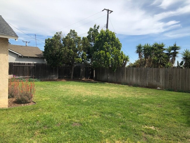 Building Photo - Central Ventura Home with Large Yard!