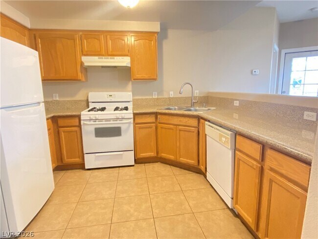 Building Photo - 3400 Cabana Dr