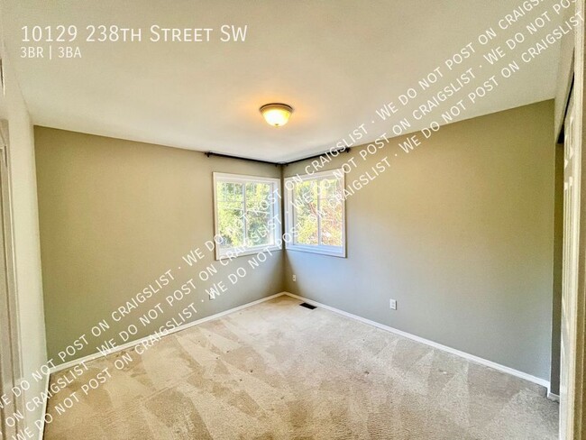 Building Photo - Edmonds 3bed 2.5 House with large yard clo...