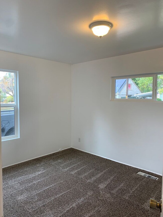 Building Photo - 651 Chester St