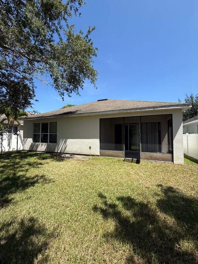 Building Photo - Come View This Amazing 3 Bed 2 Bath Single...