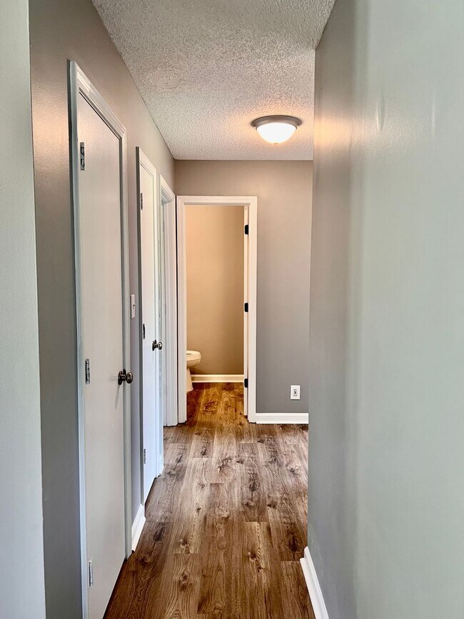 Building Photo - 414 Woodale Dr
