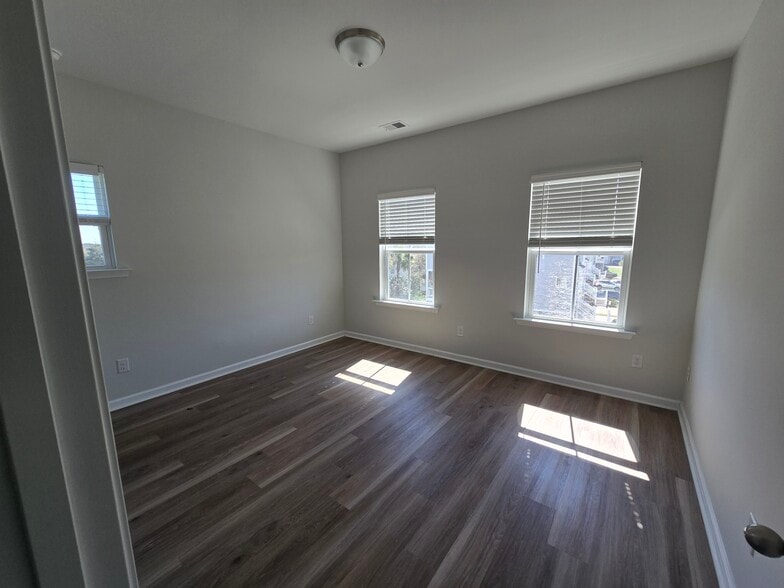 Upstairs Bed 2 - 550 McLernon Trce